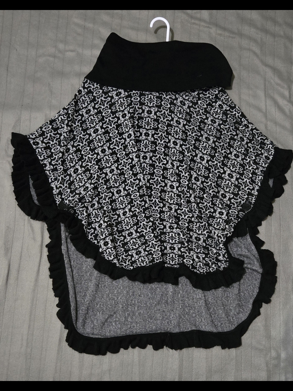 Joseph A Black White Knit Poncho Capelet Ruffle Trim Button Accent XL